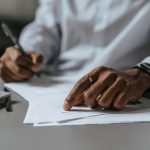 Как банкротство физлица влияет на оформление пенсии и субсидий